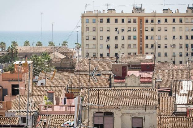 Parte del barrio del Cabanyal, con Bloque Portuarios al fondo. 