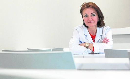 La especialista Mª Ángeles Burguete en el hospital IMED Valencia. 