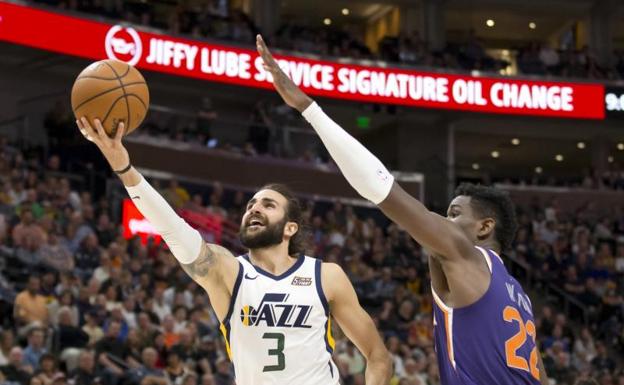 Ricky Rubio, en una acción ante Deandre Ayton, de los Suns. 