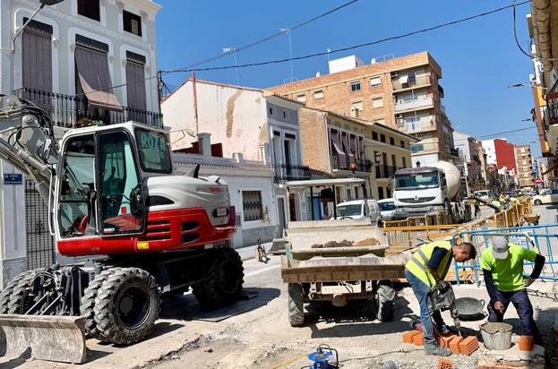 Obras de reurbanización en una calle de Valencia, ayer. 