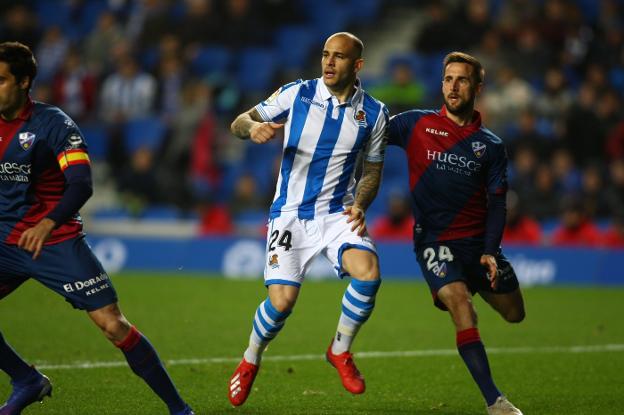 Miramón, con el '24', defiende a Sandro en un encuentro entre el Huesca y la Real Sociedad. 