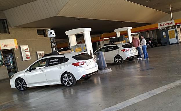Coches de Apple Maps repostando en Valencia. 