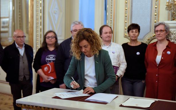 La ministra Meritxell Batet, firmando un acuerdo reciente con los sindicatos.