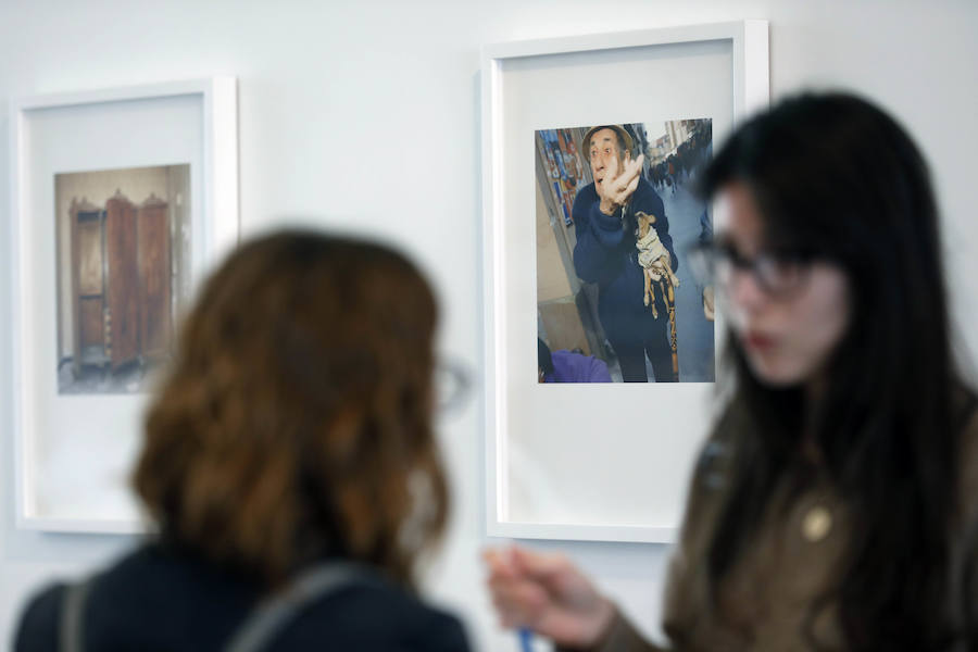 El MuVIM exhibe las instantáneas de la fotógrafa valenciana Laura Silleras sobre el barrio y sus residentes.