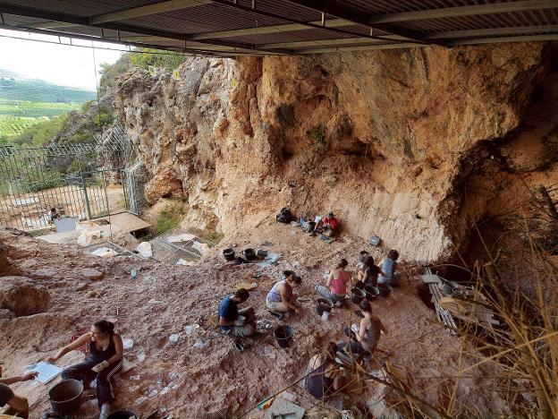 Trabajos de excavación e investigación, realizados en la Cova del Bolomor de Tavernes durante los últimos años. 