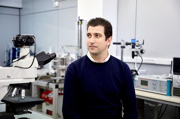 Gonzalo Abellán Sáez, en su laboratorio. 