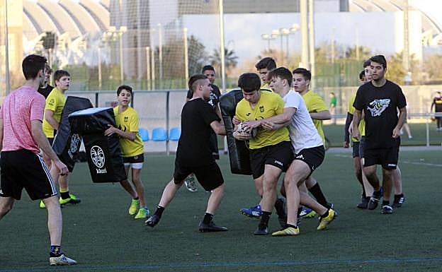 Varios jugadores de rugby, entrenándose en Valencia.