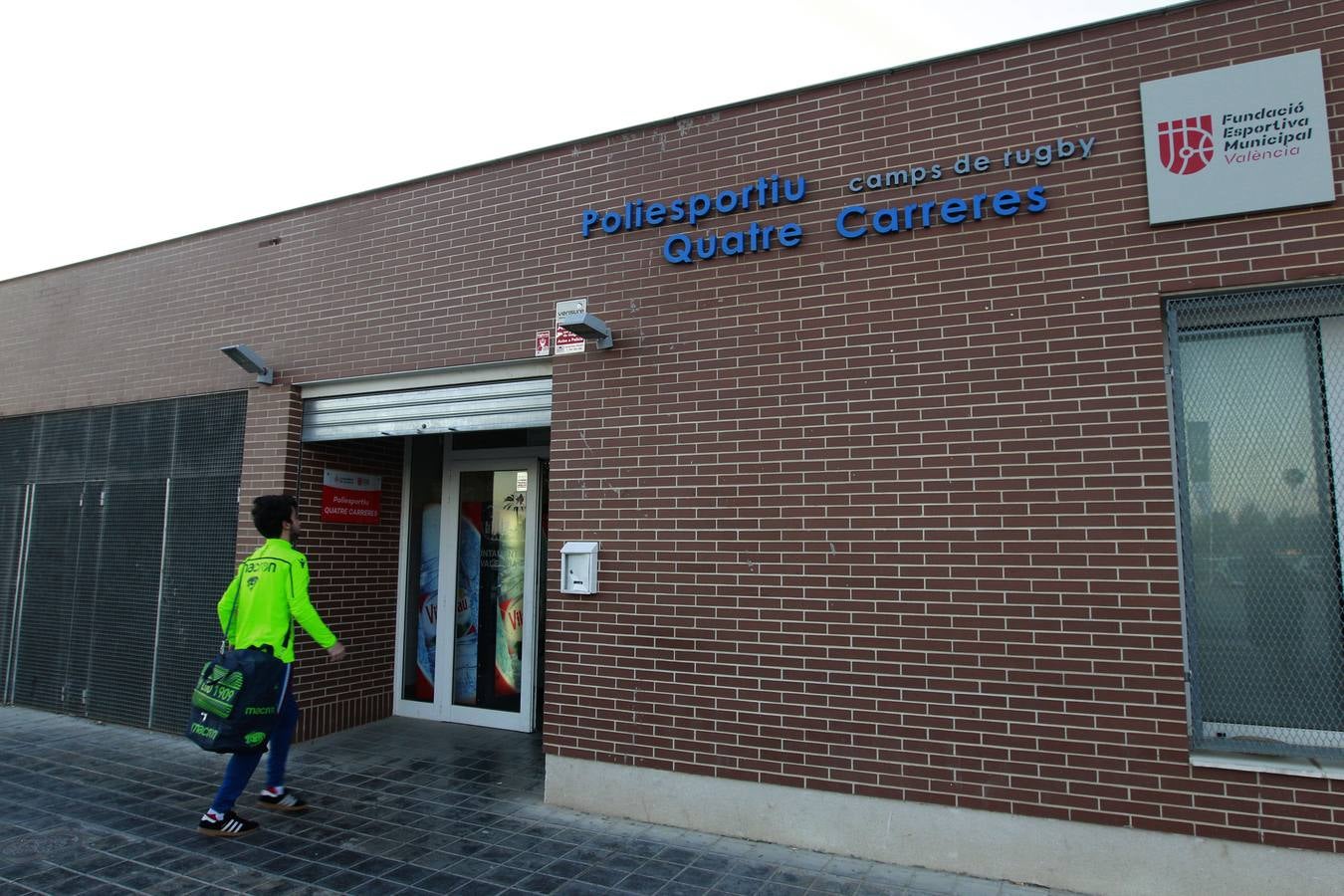 Un grupo de jóvenes, durante un entrenamiento ayer por la tarde en el polideportivo de Quatre Carreres. 