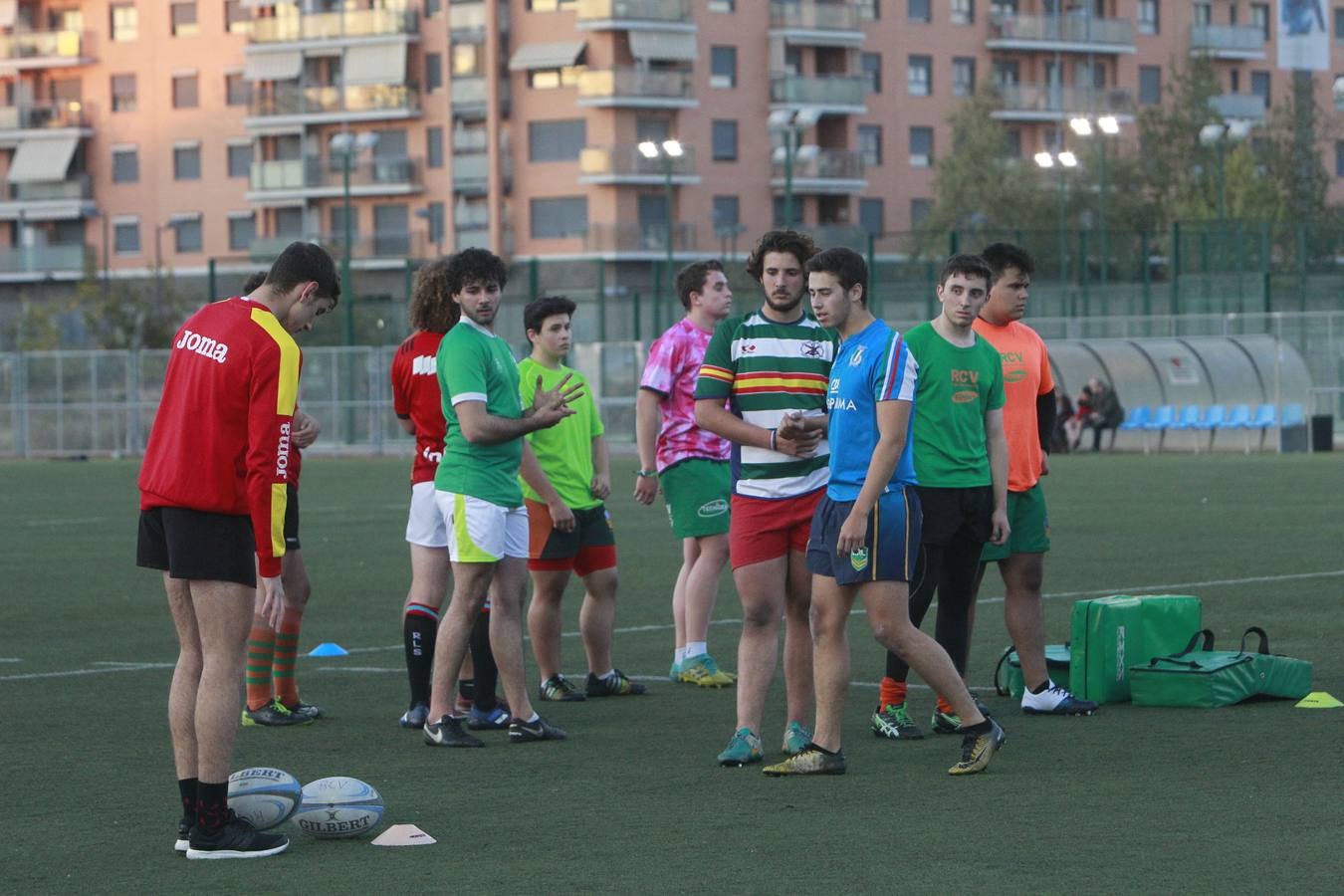 Un grupo de jóvenes, durante un entrenamiento ayer por la tarde en el polideportivo de Quatre Carreres. 