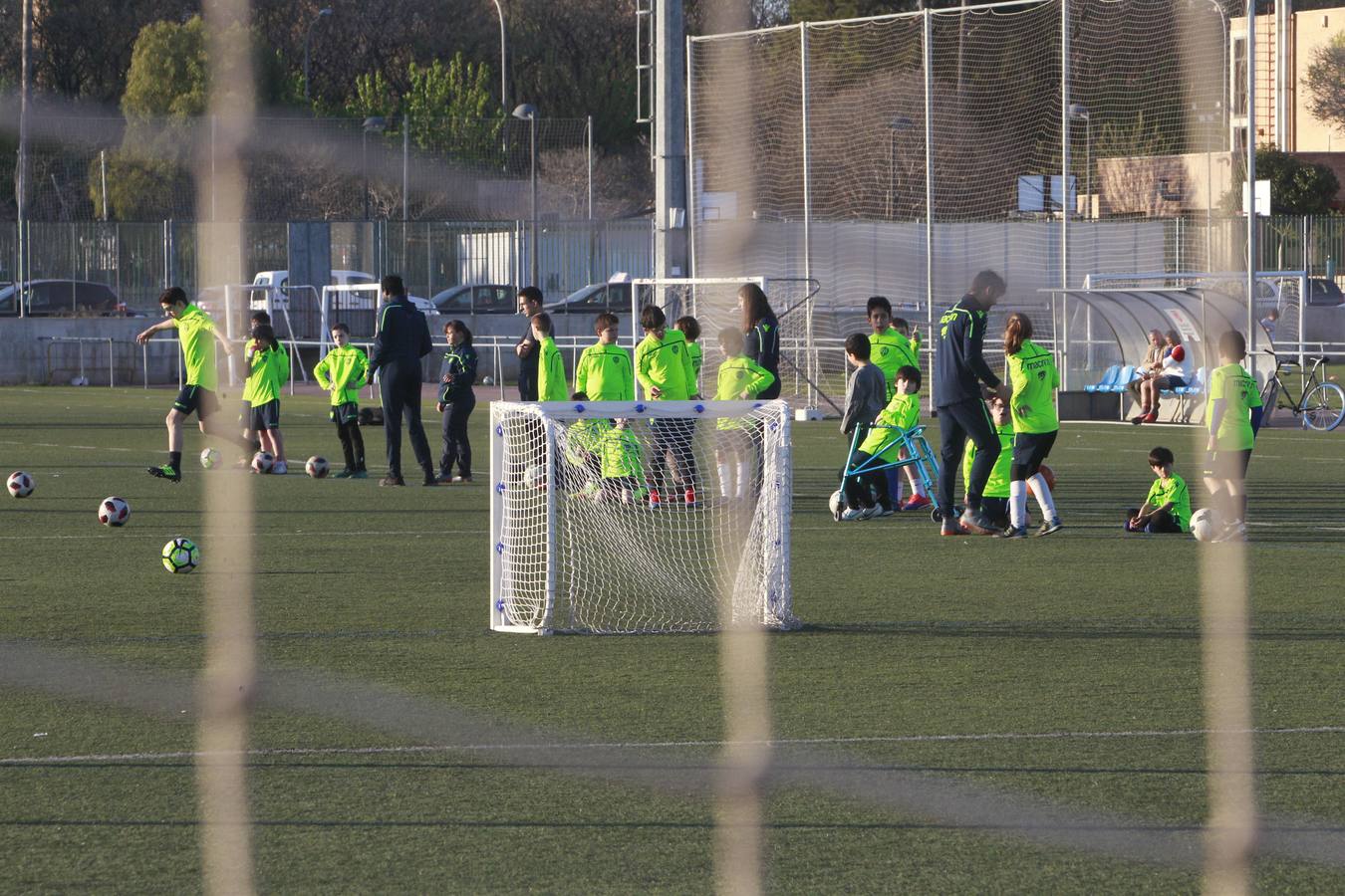 Un grupo de jóvenes, durante un entrenamiento ayer por la tarde en el polideportivo de Quatre Carreres. 