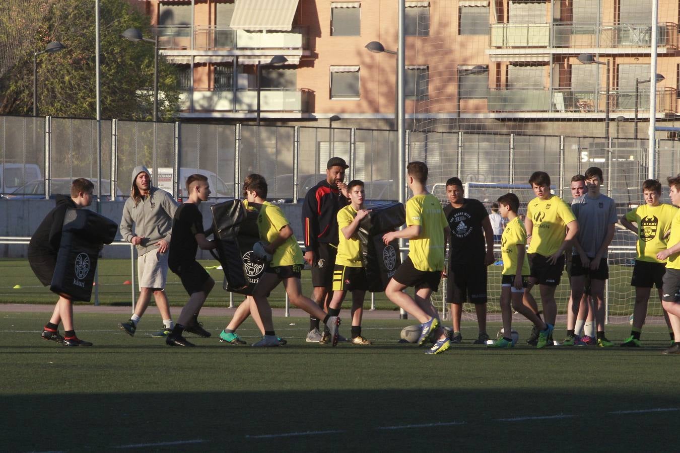 Un grupo de jóvenes, durante un entrenamiento ayer por la tarde en el polideportivo de Quatre Carreres. 