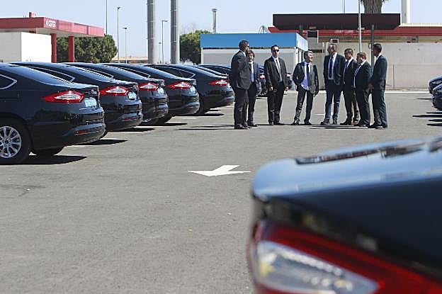 Conductores y vehículos de Moove Cars, el mayor operador de VTC de España, en sus instalaciones de Sedaví. 