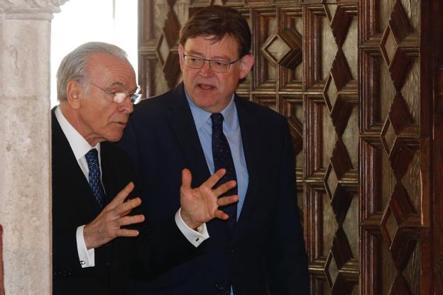 Isidro Fainé y Ximo Puig, ayer, durante la renovación del convenio entre la Generalitat y la Fundación La Caixa. 