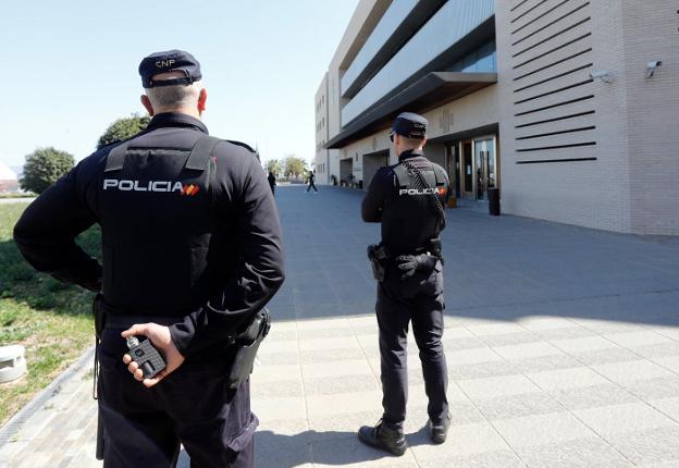Policías vigilan ayer la Ciudad de la Justicia de Castellón mientras declaran los menores detenidos. 
