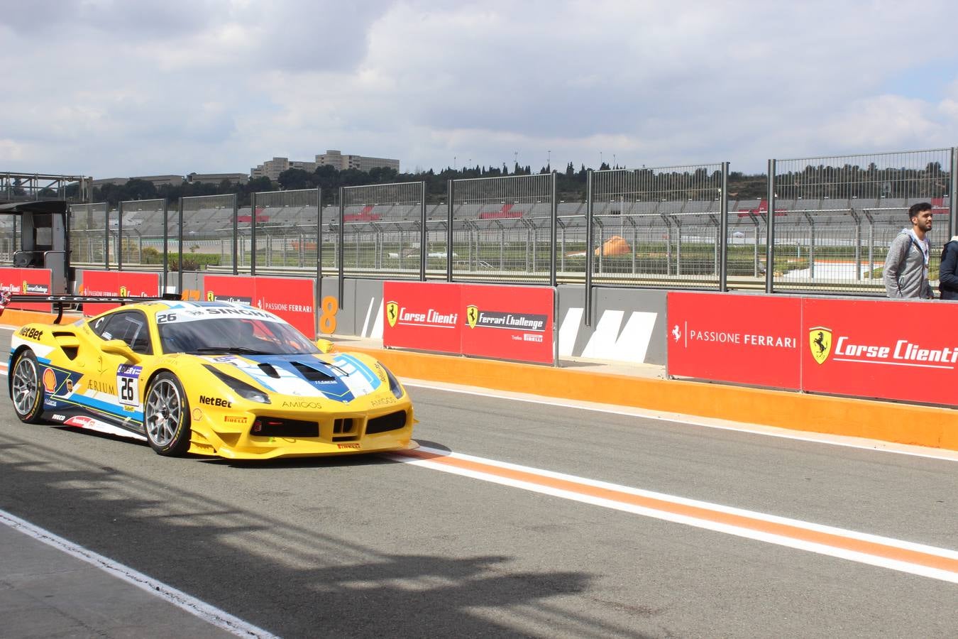 Una de las pruebas más esperadas del año por los aficionados del motor regresa a Cheste, donde se celebra la segunda cita de la Ferrari Challenge Europa