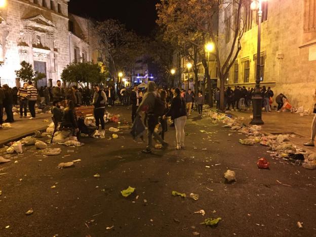 Basura de uno de los botellones celebrados estas Fallas en el entorno de la Lonja. 