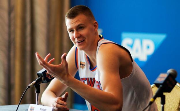 Kristaps Porzingis, durante una rueda de prensa cuando jugaba en los Knicks. 