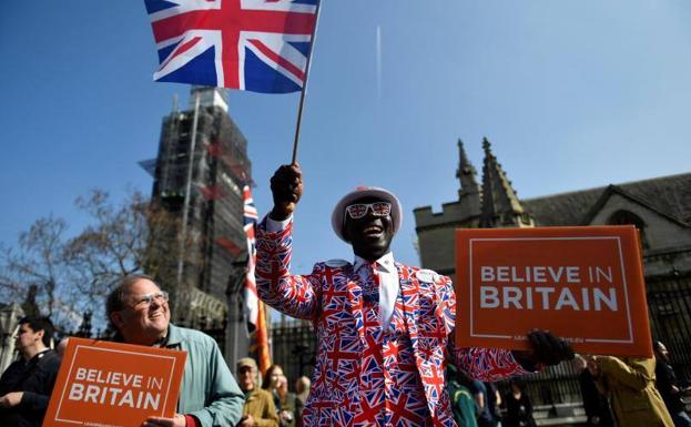 Un grupo de 'brexiters' se concentra frente al Parlamento Británico.