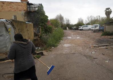 Imagen secundaria 1 - Lugar en el que fue atropellada la nña rumana de dos años y donde conviven varias familias dedicadas a la recogida de chatarra.