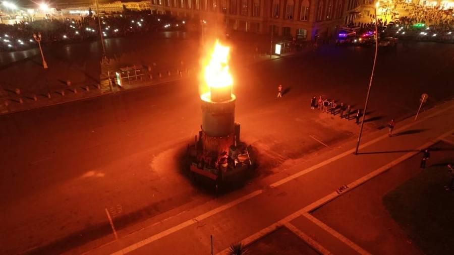 La localidad argentina de Mar del Plata ha celebrado este año su 65ª fiesta fallera. Los actos falleros, organizados por parte de la Unión Regional Valenciana, empezaron el 2 de enero con la apertura del puesto de venta de comida tradicional valenciana como paella y buñuelos. El 22 de marzo se plantó la falla hecha completamente por el artista fallero local Adrián José Más y este sábado 30 de marzo se celebró la cremà de la falla, un evento multitudinario que congrega a miles de personas para disfrutar de la fiesta valenciana de las Fallas.