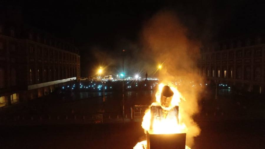 La localidad argentina de Mar del Plata ha celebrado este año su 65ª fiesta fallera. Los actos falleros, organizados por parte de la Unión Regional Valenciana, empezaron el 2 de enero con la apertura del puesto de venta de comida tradicional valenciana como paella y buñuelos. El 22 de marzo se plantó la falla hecha completamente por el artista fallero local Adrián José Más y este sábado 30 de marzo se celebró la cremà de la falla, un evento multitudinario que congrega a miles de personas para disfrutar de la fiesta valenciana de las Fallas.