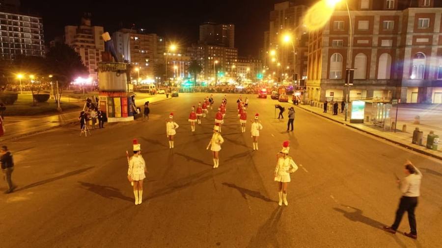 La localidad argentina de Mar del Plata ha celebrado este año su 65ª fiesta fallera. Los actos falleros, organizados por parte de la Unión Regional Valenciana, empezaron el 2 de enero con la apertura del puesto de venta de comida tradicional valenciana como paella y buñuelos. El 22 de marzo se plantó la falla hecha completamente por el artista fallero local Adrián José Más y este sábado 30 de marzo se celebró la cremà de la falla, un evento multitudinario que congrega a miles de personas para disfrutar de la fiesta valenciana de las Fallas.