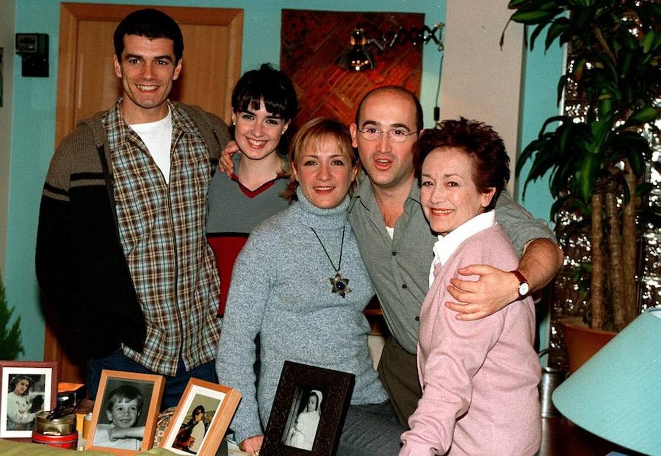 'Siete vidas' llegó a la televisión española en 1999 y lo hizo para quedarse hasta 2006, con un total de 15 temporadas. La ficción, que cuenta las peripedias de un grupo de amigos que intentarán que David (Toni Cantó) se adapte a su nueva vida después de despertar de un largo coma, consiguió importantes éxitos de cuota de pantalla. Entre el reparto, grandes nombres del cine y la televisión española como Blanca Portillo, Javier Cámara, Paz Vega o Carmen Machi. Así han cambiado ellos y el resto de actores que formaron parte de esta producción. 