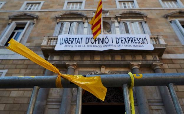Fachada del Palau de la Generalitat con el cartel que pude «libertad de opinión y de expresión».
