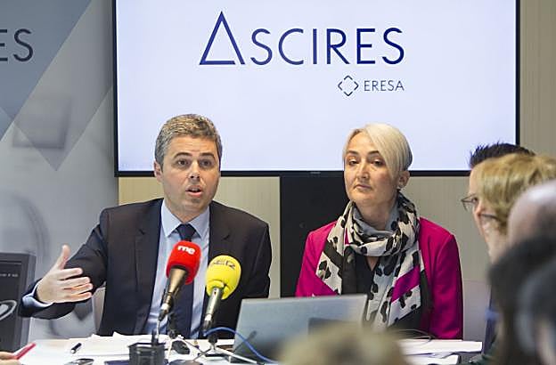 El director médico, José Ferrer, y la directora de Relaciones Corporativas, Pilar Domingo, ayer. 