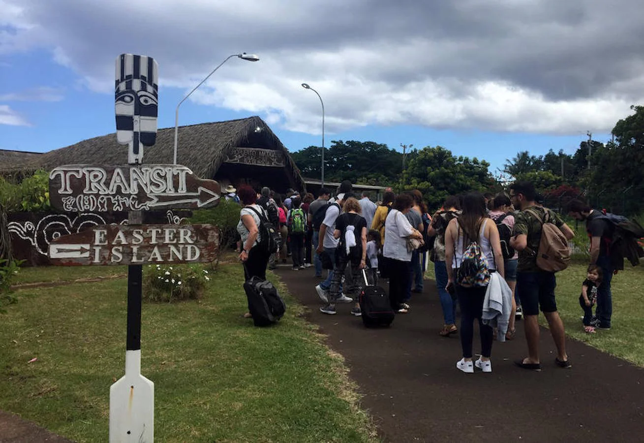 Según un informe de la UNESCO, la Isla de Pascua, que atrae a los visitantes con sus más de 1.000 esculturas de piedra erigidas por el pueblo local de Rapa Nui, es uno de los seis sitios del patrimonio más vulnerables al cambio climático en el mundo. El oleaje, cada vez más feroz, está erosionando partes de la costa y la isla está recibiendo menos lluvias, lo que hace de 2017 el año más seco. El año pasado fue solo un poco mejor.