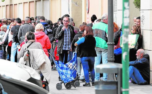 Una larga cola a la espera de comida del Banco de Alimentos.