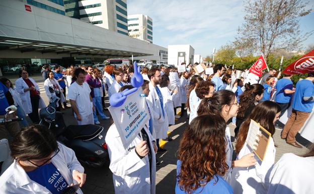 Invetsigadores, durante la protesta en el Hospital La Fe.