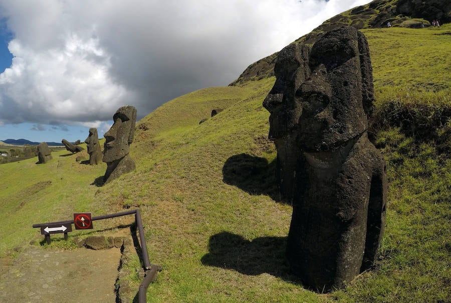 RapaNui es una remota masa de tierra en el Pacífico Sur, famosa por sus distintivas estatuas de piedra antiguas.