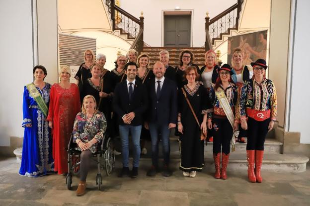 El presidente de la Diputación, Toni Gaspar, junto al alcalde de Paterna, Juan Antonio Sagredo, y los cargos festeros. 