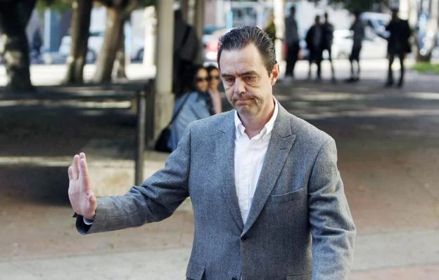 Miguel López, investigado como presunto autor del asesinato de su suegra, María del Carmen Martínez, sale de los juzgados. 
