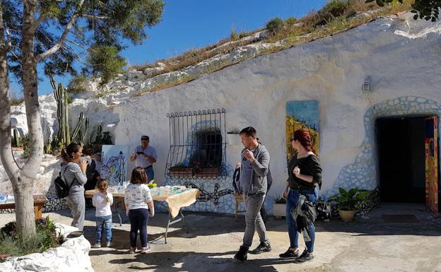 Imagen principal - Un fin de semana en un barrio subterráneo en la Comunitat