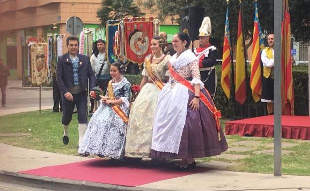 Imagen principal - 1: Representantes de la Falla de Calviá en Valencia. 2: Mar Sánchez, fallera mayor, en Valencia. 3: Ninot solidario.