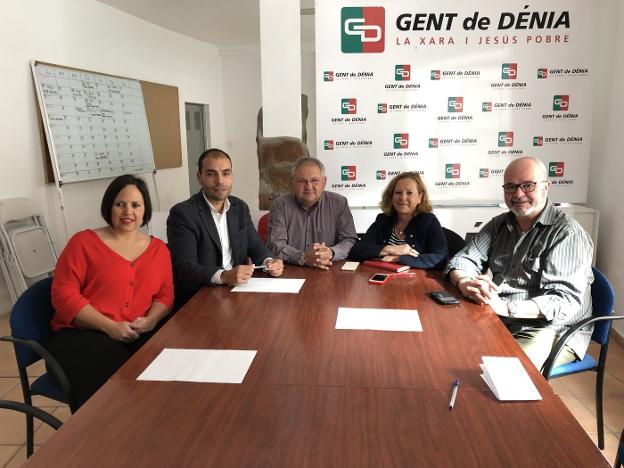 Mario Vidal y varios integrantes de la candidatura de GD en la comparecencia de ayer en Dénia. 