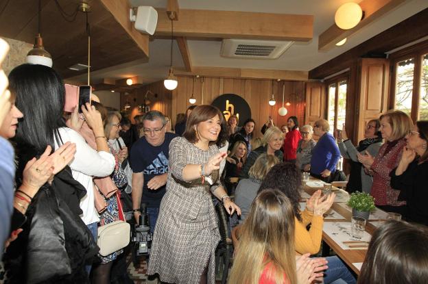 Bonig, ayer, saluda a las asistentes al acto celebrado en una cafetería del centro de Valencia. 