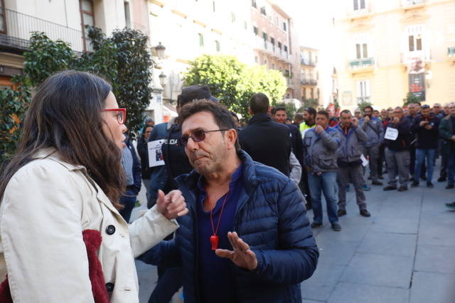 La vicepresidenta tiene un duro cruce de palabras con miembros de la empresa pública provincial: «Me da igual que seáis de izquierdas o de derechas. Pido respeto»