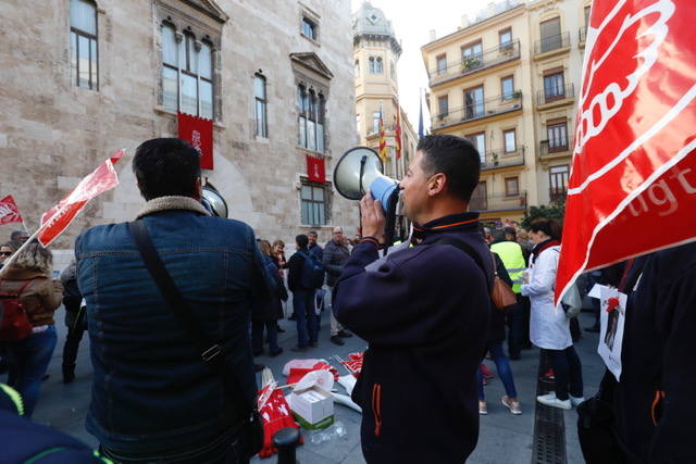 La vicepresidenta tiene un duro cruce de palabras con miembros de la empresa pública provincial: «Me da igual que seáis de izquierdas o de derechas. Pido respeto»