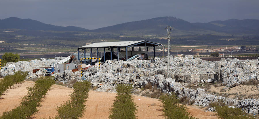 Fotos: Fotos de la planta que almacena 43.000 toneladas de residuos en Utiel