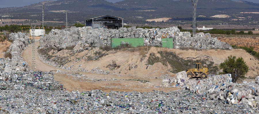 Fotos: Fotos de la planta que almacena 43.000 toneladas de residuos en Utiel