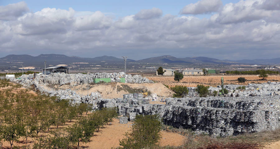 Fotos: Fotos de la planta que almacena 43.000 toneladas de residuos en Utiel