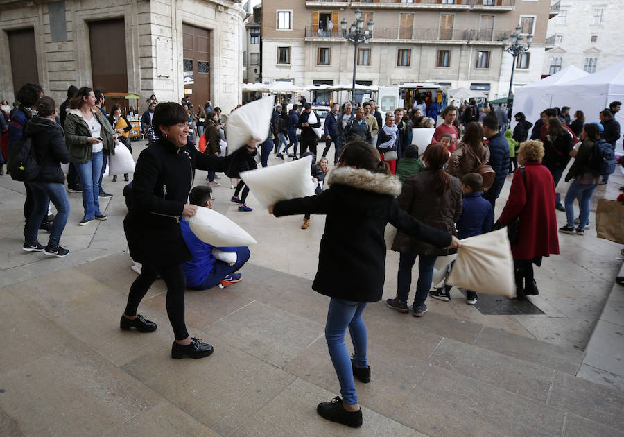 La lluvia no ha sido impedimento para la tradicional guerra de almohadas que se organiza en la plaza de la Virgen, que va ya por la duodécima edición. Pese a la intensidad de la precipitación en algunos momentos, que obligó a los participantes a refugiarse en la puerta de los Apóstoles, la cita se ha celebrado sin sobresaltos y con grandes dosis de diversión. Entre los asistentes se han visto personas en pijama y disfraces.