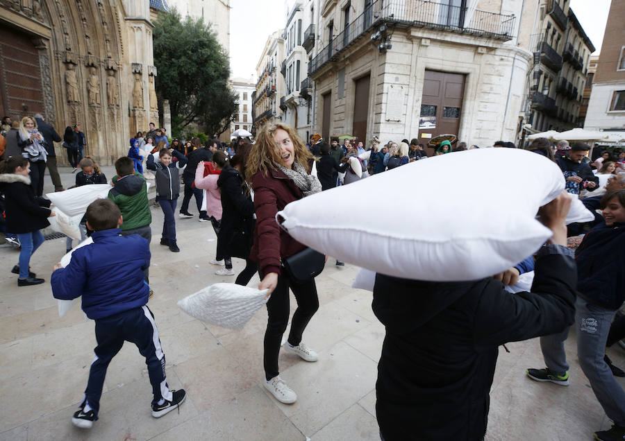 La lluvia no ha sido impedimento para la tradicional guerra de almohadas que se organiza en la plaza de la Virgen, que va ya por la duodécima edición. Pese a la intensidad de la precipitación en algunos momentos, que obligó a los participantes a refugiarse en la puerta de los Apóstoles, la cita se ha celebrado sin sobresaltos y con grandes dosis de diversión. Entre los asistentes se han visto personas en pijama y disfraces.