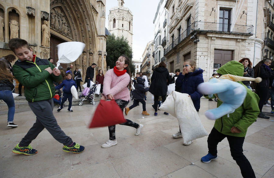 La lluvia no ha sido impedimento para la tradicional guerra de almohadas que se organiza en la plaza de la Virgen, que va ya por la duodécima edición. Pese a la intensidad de la precipitación en algunos momentos, que obligó a los participantes a refugiarse en la puerta de los Apóstoles, la cita se ha celebrado sin sobresaltos y con grandes dosis de diversión. Entre los asistentes se han visto personas en pijama y disfraces.