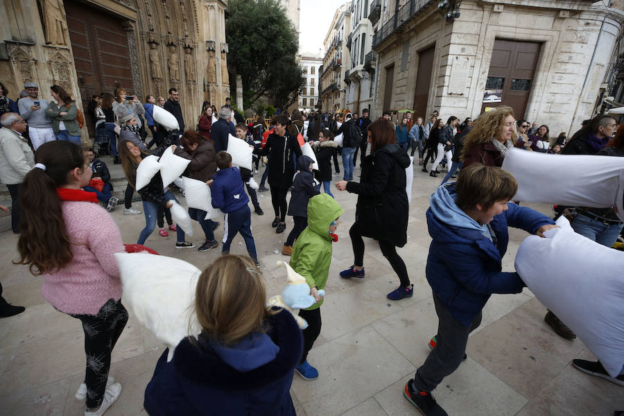 La lluvia no ha sido impedimento para la tradicional guerra de almohadas que se organiza en la plaza de la Virgen, que va ya por la duodécima edición. Pese a la intensidad de la precipitación en algunos momentos, que obligó a los participantes a refugiarse en la puerta de los Apóstoles, la cita se ha celebrado sin sobresaltos y con grandes dosis de diversión. Entre los asistentes se han visto personas en pijama y disfraces.