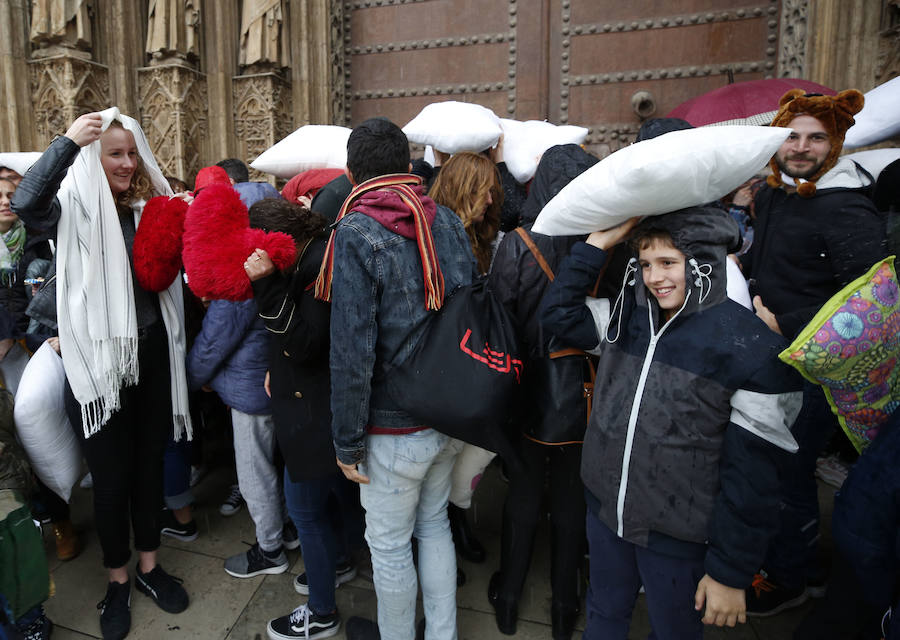 La lluvia no ha sido impedimento para la tradicional guerra de almohadas que se organiza en la plaza de la Virgen, que va ya por la duodécima edición. Pese a la intensidad de la precipitación en algunos momentos, que obligó a los participantes a refugiarse en la puerta de los Apóstoles, la cita se ha celebrado sin sobresaltos y con grandes dosis de diversión. Entre los asistentes se han visto personas en pijama y disfraces.