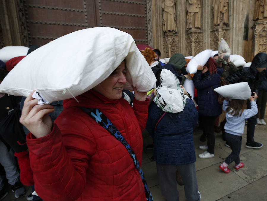 La lluvia no ha sido impedimento para la tradicional guerra de almohadas que se organiza en la plaza de la Virgen, que va ya por la duodécima edición. Pese a la intensidad de la precipitación en algunos momentos, que obligó a los participantes a refugiarse en la puerta de los Apóstoles, la cita se ha celebrado sin sobresaltos y con grandes dosis de diversión. Entre los asistentes se han visto personas en pijama y disfraces.